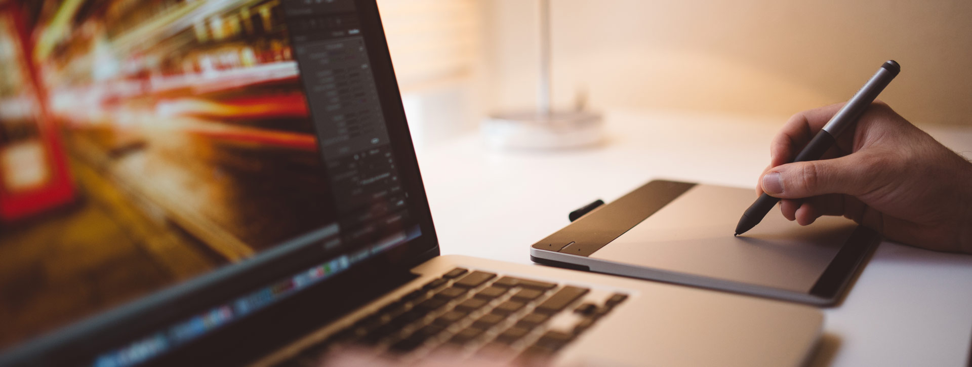 editando en photoshop en un macbook con tableta grafica