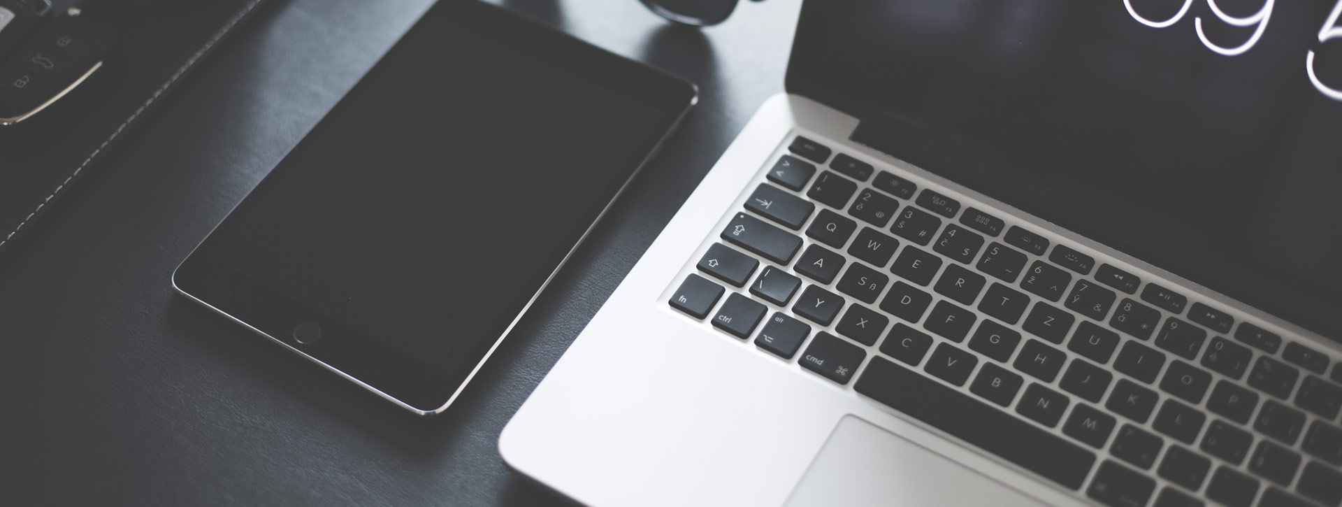 ipad mini y macbook pro sobre mesa