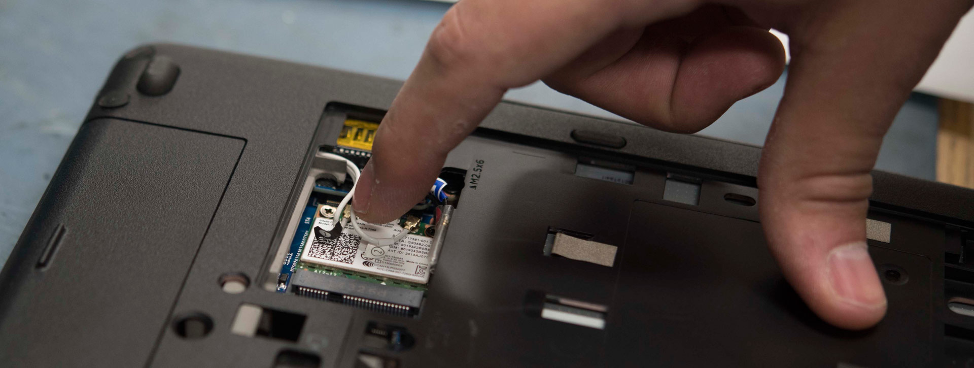 cambiando tarjeta wifi de un potatil